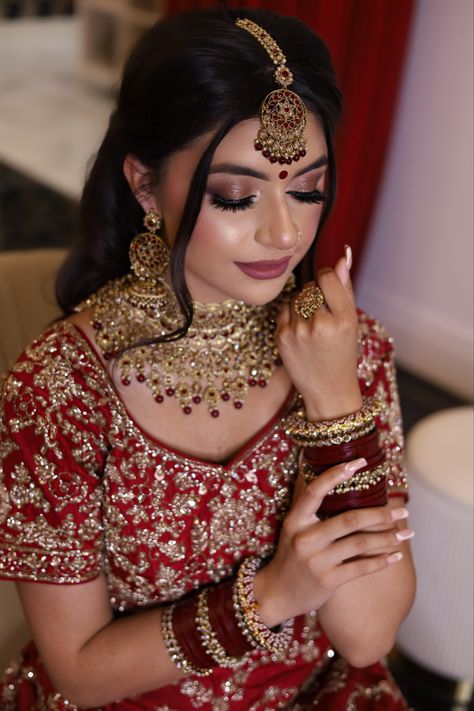 Bronze bridal makeup Punjabi Bridal Makeup Look, Punjabi Bride Makeup, Punjabi Bridal Makeup, Bronze Bridal Makeup, Punjabi Makeup, Desi Bridal Makeup, Indian Bride Poses, Anand Karaj, Bride Photos Poses