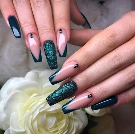 Coffin Nail Ideas Green, Emerald Green Nails Coffin, Emerald Nails Acrylic, Emerald Green Nails Acrylic Coffin, Emerald Green Nails Design, Green Acrylic Nails Designs, Emerald Green Nail Ideas, Hunter Green Nails, Green Prom Nails