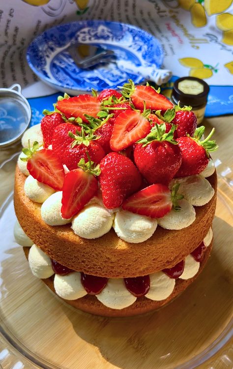 The Best Victoria Sponge Cake Victoria Sponge Cake Decoration, Sophisticated Cakes, Victoria Sponge Cake Recipe, Victoria Cake, Sponge Cake Decoration, Dessert Pasta, Sweet Whipped Cream, Mango Cheesecake, Victoria Sponge Cake