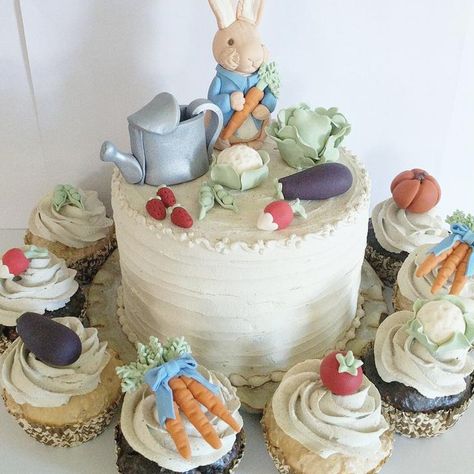 Peter Rabbit Cake, Satin Ice Fondant, Peter Rabbit Birthday, Peter Rabbit Party, Peter Rabbit And Friends, Rabbit Cake, Ice Cake, Magic Cake, Baby Cakes