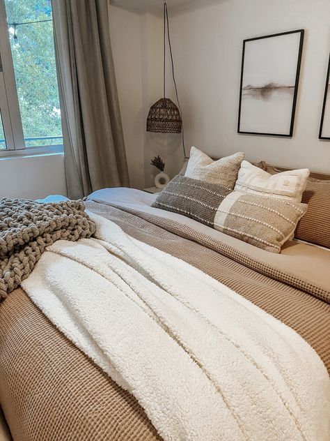 Layered cozy plush neutral bed ☁️ Beige Bed Quilt, Tan Bed Sheets, Taupe Sheets Bedding, Neutral Summer Bedding, Tan Waffle Bedding, Sherpa Blanket On Bed, Khaki Waffle Bedding, Cream Waffle Bedding, Cream Bedding Set