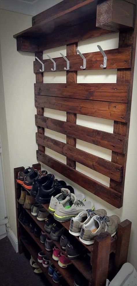 Hallway Coat Rack out of pallets and 16 clever organization pallet hacks featured on remodelaholic.com Pallet Coat Racks, Pallet Shoe Rack, Wood Shoe Rack, Diy Clothes Rack, Diy Shoe Rack, Hallway Coat Rack, Diy Holz, Rack Design, Interior Design Diy