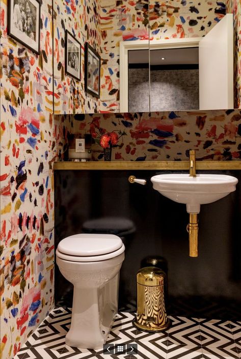 Bathroom Feature Wallpaper, Wallpaper Wc, Colourful Bathroom, Toilette Design, London Interior Design, London Interior, Feature Wallpaper, Bad Inspiration, Downstairs Loo