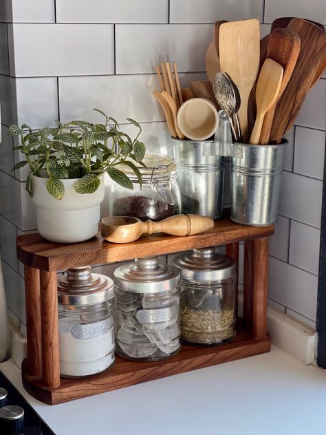 #kitchen #kitchendesignideas #decor Utinsel Holder Ideas Kitchen, Small Kitchen Counter Organization, Dreamy Apartment, Kitchen Counter Shelf, Top Shelf Decor, Kitchen Counter Storage, Vintage Inspired Bedroom, Cheap Couch, Kitchen Counter Organization