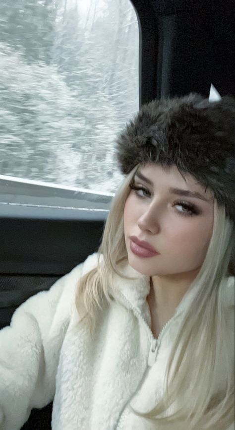 Blonde Russian Aesthetic, Russian Lady Aesthetic, Russian Girl Makeup Look, Bratva Russian Aesthetic, Russian Women Style Winter, Russian Woman Outfit, Russian Blonde Girl, Slavic Doll Makeup, Slavic Girl Makeup