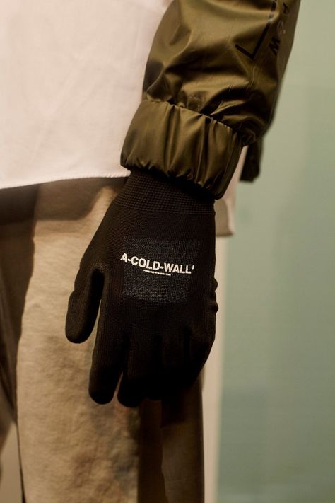 a cold wall london menswear ss18 Techwear Streetwear, Hand Socks, Acne Studio, A Cold Wall, Gloves Design, Chocolate Design, Bespoke Fashion, Fashion Music, Tech Fashion