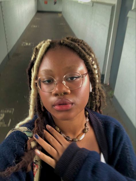 Butterfly Locs Blonde, Gold Septum Aesthetic, Black Septum Piercing Aesthetic, Gold Septum Piercing On Black Women, Septum Black Women, Septum Piercing Baddie, Black Women Septum Piercing, Gold Septum Piercing, Hair Dude