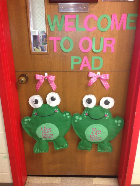 Cute Burlap Frogs for classroom door. Frog Classroom Decorations, Frog Theme Preschool, Frog Bulletin Boards, Frog Ideas, Frog Classroom, Frog Activities, Birthday Board Classroom, Board Classroom, Infant Classroom