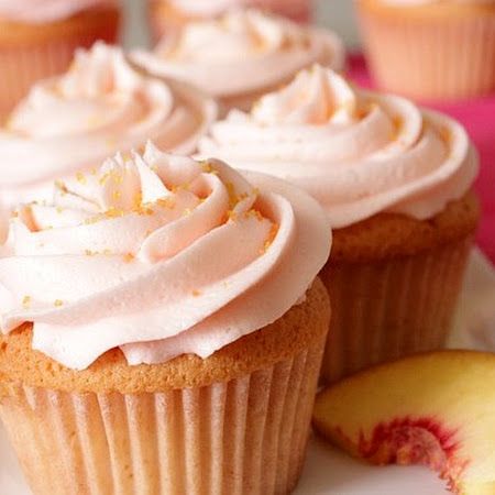 Peach Bellini Cupcakes, Mm Cupcakes, Boozy Baking, Peach Cupcakes, Boozy Cupcakes, Champagne Cake, Dessert Shots, Peach Bellini, Gateaux Cake