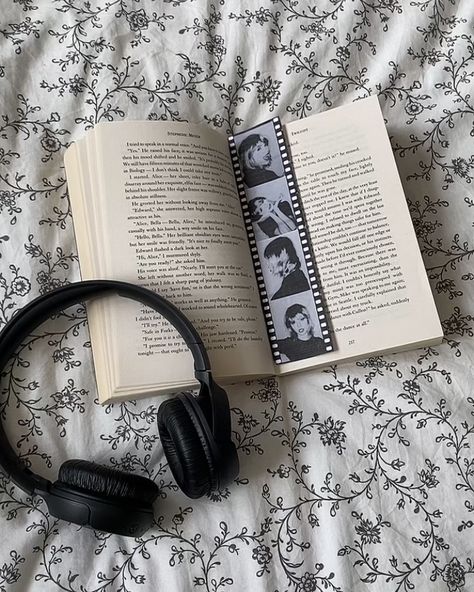 Book Girl, Book Inspiration, I Love Books, Study Motivation, Book Aesthetic, Love Book, Aesthetic Photo, Dream Life, Book Worms