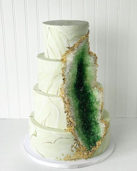 Emerald Cake, Geode Wedding Cake, Dahlia Cake, Birthday Cakes For Boys, Wedding Cake With Gold, Geode Cake Wedding, Artist Cake, Geode Wedding, Black Fondant