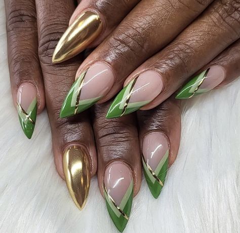 Australia Nails Designs, Nail Ideas Green And Gold, Green Cat Eye Acrylic Nails, Green Gold Flake Nails, Green Gold Marble Nails, Emerald Green Nails Acrylic, Green Nails Gold Flakes, Jade Nails With Gold Flakes, Green Geode Nails