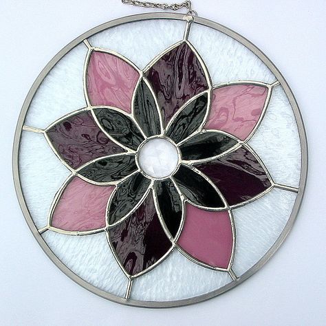 Fish Board, Purple Stained Glass, Beautiful Crafts, Painted Glass Art, Cd Crafts, Stained Glass Suncatchers, Stained Glass Flowers, Glass Work, Stained Glass Diy