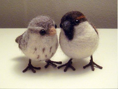 Try your hand at needle felting, and make these birds with tutorial from Joe & Cheryl. Needle Felting Diy Tutorials, Needle Felted Birds, Felted Birds, Tovad Ull, Felt Birds Ornaments, Felted Projects, Needle Felting Diy, Needle Felted Christmas, Felting Ideas