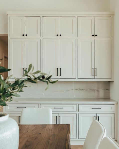 Shoji White Vs Alabaster, Sherwin Williams Shoji White, Alabaster Paint, Modern Kitchen Trends, Top Kitchen Trends, Beautiful Kitchen Cabinets, Shoji White, All White Kitchen, Top Kitchen