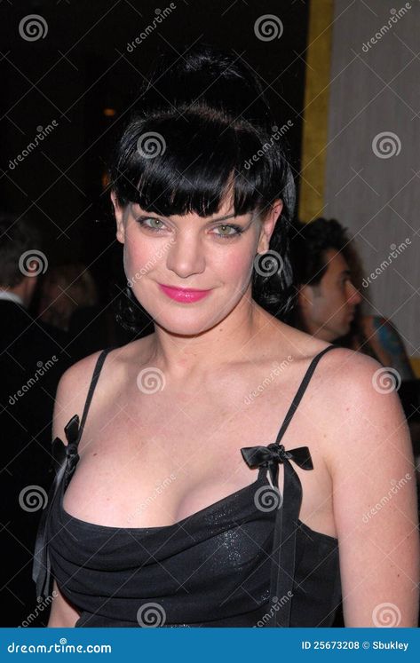 Pauley Perrette at the 24th Genesis Awards, Beverly Hilton Hotel, Beverly Hills, CA. 03-20-10 Paulie Perrette, Pauley Perette, Ncis Characters, Pauley Perrette, Beverly Hilton Hotel, Beverly Hilton, Membership Card, Hilton Hotel, Ncis