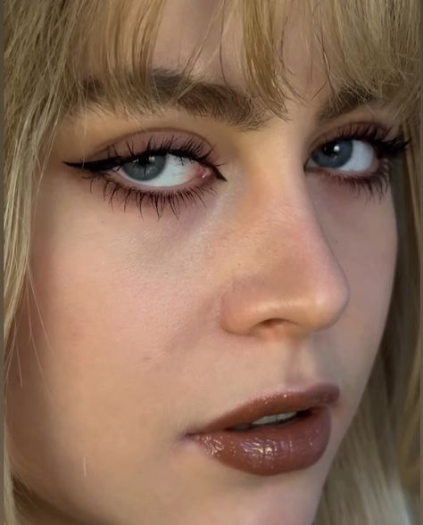 Makeup Inspo Downturned Eyes, Downturned Eye Makeup Eyeliner, Small Lid Space Eye Makeup, Make Up Downturned Eyes, Eye Makeup Downturned Eyes, Downturned Makeup, Downward Eyes Makeup, Downturned Eyes Aesthetic, Makeup Downturned Eyes