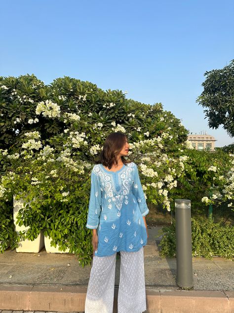 Simple Kurta With Jeans, Kurta Ideas For College, Short Chikankari Kurti Outfit, Cute Kurti Outfits, South Asian Outfits Casual, Kurta Women Aesthetic, Kurta Aesthetic Girl, Kurta Casual Outfit, Short Kurti With Jeans Outfit Aesthetic