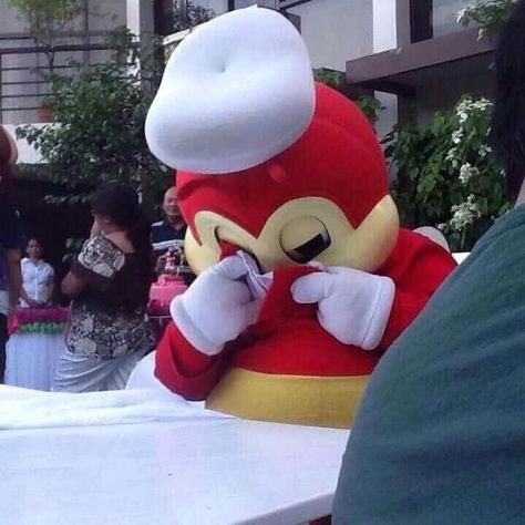 Nothing breaks your heart more than this photo does. | 20 Things You'll Only Understand If You're Slightly Obsessed With Jollibee Jollibee Funny, Jollibee Aesthetic, Memes Pinoy, Memes Tagalog, Filipino Memes, Tagalog Quotes Funny, Filipino Funny, Jokes Pics, Meme Template