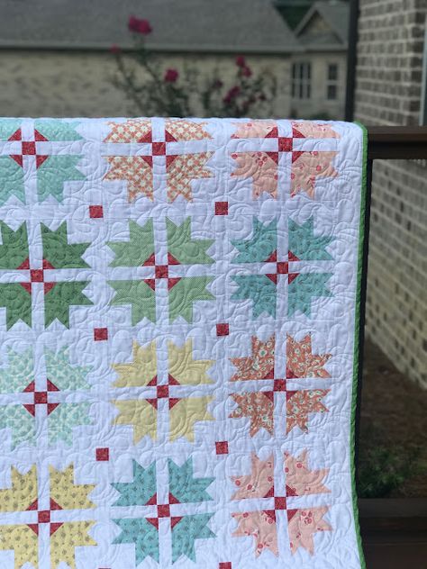 Around the Blocks: Cross and Crown Quilt Crown Quilt Pattern, Quilt Patterns Easy, Quilts Easy, Good Pics, Quilt Display, Cross Quilt, Fat Quarter Quilt, Easy Quilt, Easy Quilt Patterns