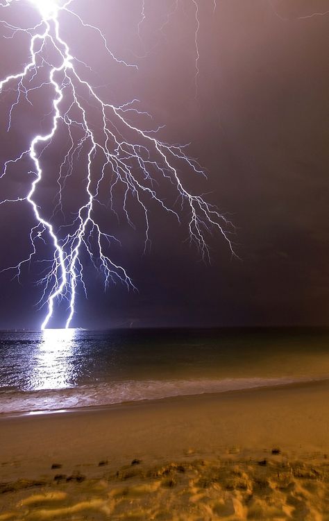 Freak Me Out, 2007. Darryn Santich Ocean And Beach, Matka Natura, Wild Weather, Thunder And Lightning, Lightning Storm, Lightning Strikes, Natural Phenomena, Beautiful Sky, Science And Nature