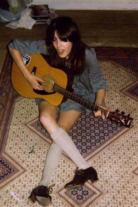 Alexa Chung playing the guitar Alex Chung, Alexa Chung Style, 2010s Fashion, Manic Pixie Dream Girl, The Strokes, Band T Shirts, Alice In Chains, Alexa Chung, French Girl