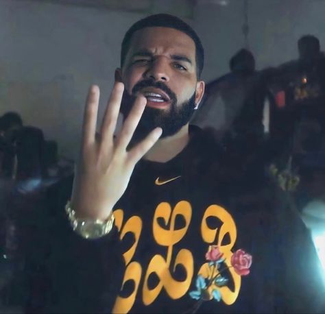 Drake Twitter Header, Aesthetic Rapper Pictures, Retirement Aesthetic, Clb Drake, Drake Pfp, Drake Playlist, Rapper Pictures, Music Video Aesthetic, Drake Music Video