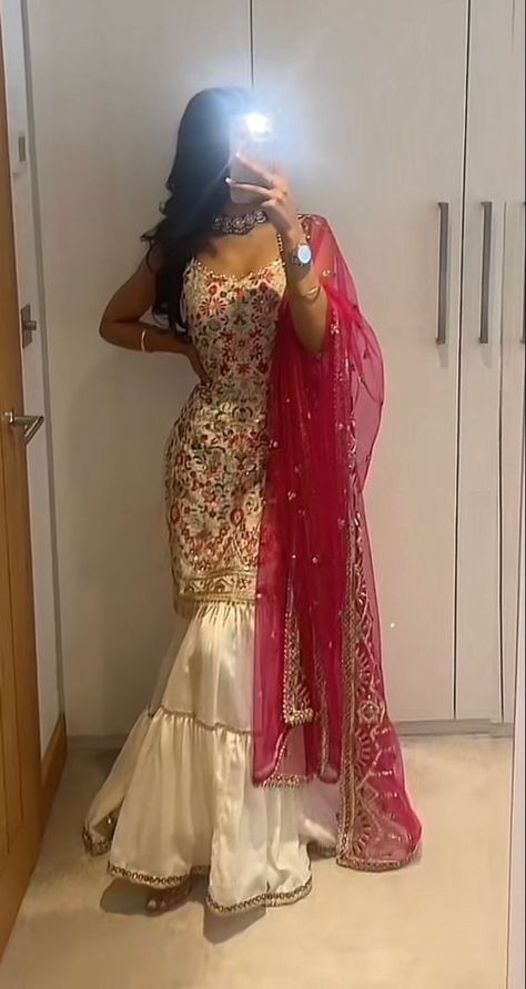 Pretty Suits Indian, Punjabi Wedding Lengha, Punjabi Wedding Outfits, Jago Outfit Punjabi, Desi Fits, Desi Dress, Trendy Outfits Indian, Indian Outfits Lehenga, Lehenga Designs Simple