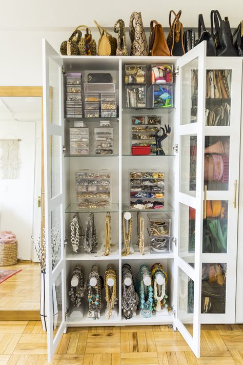 Walk In Closet Ideas Purses, Ikea Apartment, Custom Wardrobe, Ikea Dining Room, Kallax Shelf Unit, Bespoke Wardrobe, Dining Room Cabinet, Closet Hacks, New York City Apartment