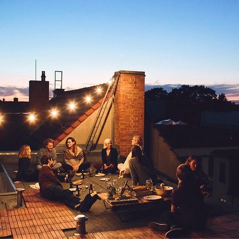 Rooftop Party Aesthetic, Friends Living Together, Hanging Out Aesthetic, Living With Friends, Laughing Friends, Laughing With Friends, Friend Gathering, Hang Out With Friends, Hanging Out With Friends