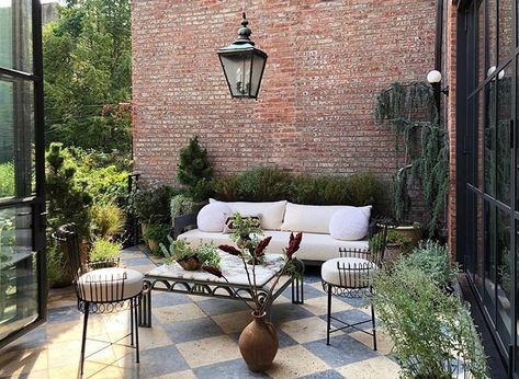 Outdoor Patio Designs, Outdoor Seating Area, Paved Patio, Patio Tiles, Casa Vintage, Patio Interior, Outdoor Living Room, Small Patio, Backyard Patio Designs