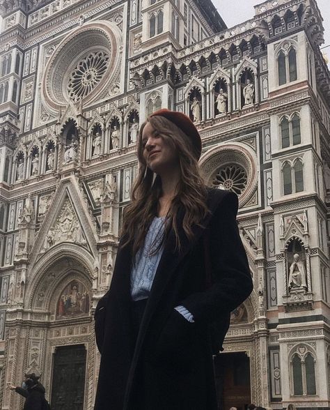 Ragazza in primo piano con mani in tasca visita Firenze Florence Picture Ideas, Florence Photo Ideas, Pitti Uomo Summer, Poses Travel, Florence Italy Travel, Aesthetic Poses, Italy Pictures, Summer 24, Florence Italy