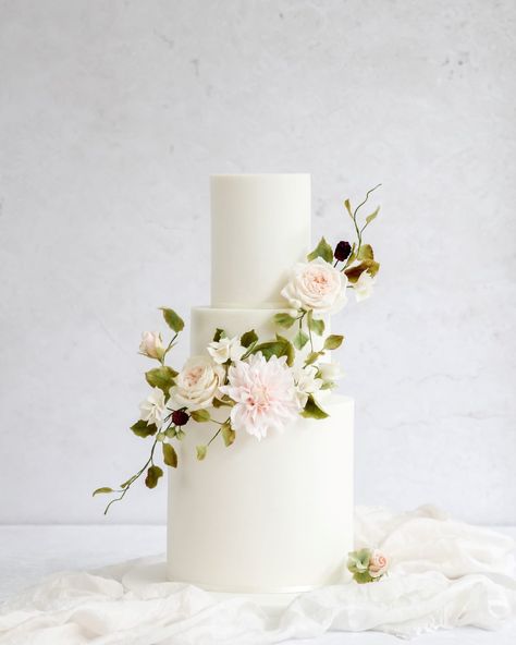 Sugar Flower Wedding Cake, Flower Wedding Cake, Floral Wedding Cake, Luxury Wedding Cake, Wedding Cake Flavors, Ireland Wedding, Elegant Wedding Cakes, Wedding Cakes With Flowers, Instagram Wedding