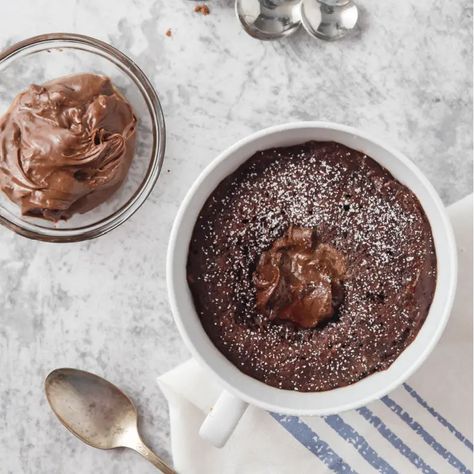 Chocolate pudding in a mug Spoon Cake Recipe, Pudding In A Mug, Milk Pudding Recipe, Easy Chocolate Pudding, Mug Recipe, Spoon Cake, Keto Chocolate Mug Cake, Homemade Chocolate Pudding, Baking With Coconut Oil