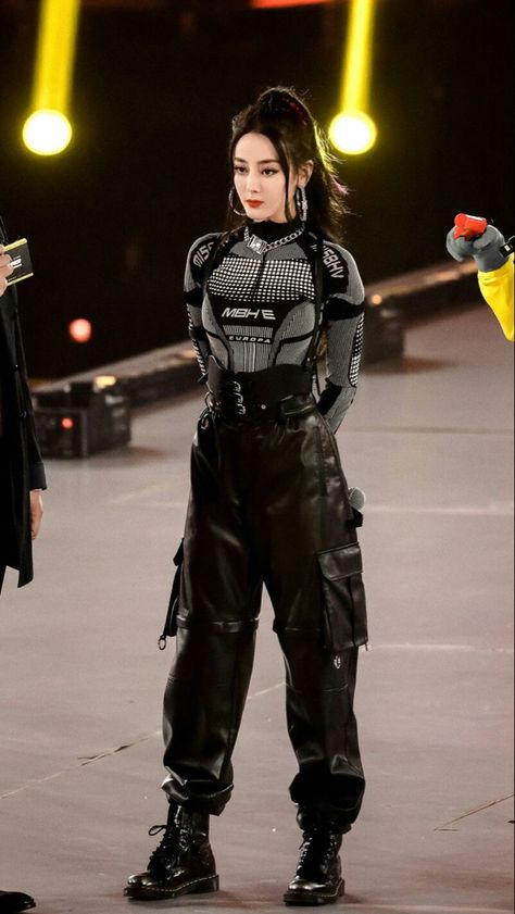 Black Futuristic Fashion, Cyberspace Outfit, Casual Futuristic Fashion, Warcore Outfits Women, Combat Aesthetic Outfit, All Black Stage Outfit, Black Futuristic Outfit, Bikercore Outfit, Cool Female Outfits