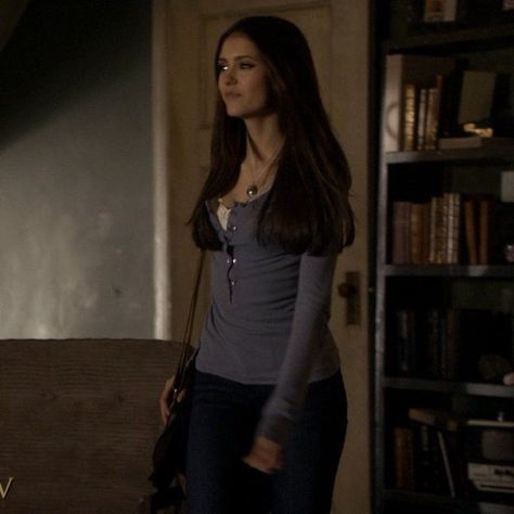 Elena Gilbert Outfits Season 1, Elena Gilbert Style, Vampire Diaries Outfits, Katerina Petrova, Ordinary Girls, Winter Fit, Katherine Pierce, Favorite Hairstyles, Elena Gilbert