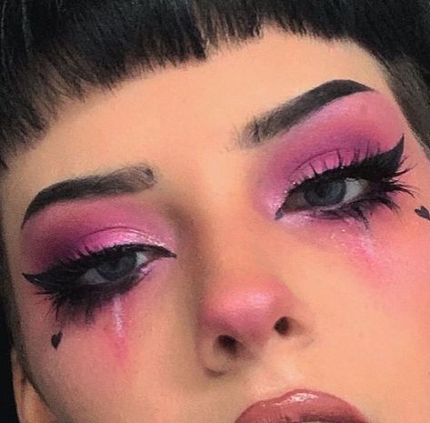 Post Punk Makeup, Pink Grunge Makeup, Pink Alt Makeup, Egirl Aesthetic Makeup, Pink Goth Makeup, Draculaura Makeup, Maquillage Goth, Double Eyeliner, Female Aesthetic