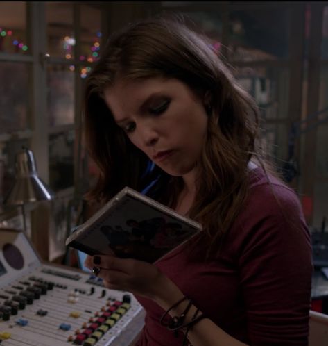 Becca in burgundy Beca Pitch Perfect Aesthetic, Becca Pitch Perfect Aesthetic, Pitch Perfect Anna Kendrick, Beca Mitchell Aesthetic, Becca Pitch Perfect, Beca Pitch Perfect, Pitch Perfect Aesthetic, Pitch Perfect Beca, Becca Mitchell