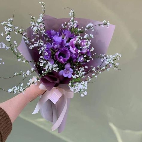 Moth To A Flame, Purple Flower Bouquet, Bouquet Purple, Purple Bouquets, Lilac Bouquet, Luxury Flower Bouquets, Purple Wedding Bouquets, Prettiest Bouquet, Flower Bouquet Diy