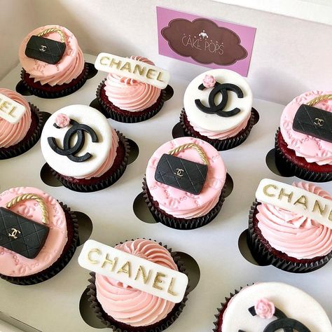 Dee Camarena on Instagram: “💗CHANEL Theme💗#cupcakes #cupcake #chanelcupcakes #logocupcakes #designercupcakes #chaneltheme #chaneltreats #chaneldesserts #chanelbday…” Chanel Birthday Party Decoration, Chanel Cupcakes, Chanel Birthday Cake, Chanel Birthday Party, Chanel Cake, Birthday Deco, Chanel Birthday, Chanel Party, Sweet 16 Birthday Cake