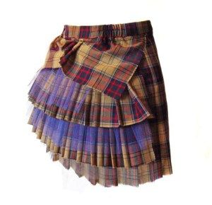 Kilt style, bustle skirt. Chunky layers. Scotland Fashion, Vivian Westwood, Miss Bunny, Tartan Clothing, Reworked Clothing, Bustle Skirt, Upcycle Shirt, Patchwork Skirt, Plaid Skirt