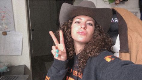 Curly Hair And Cowboy Hats, Curly Hair Cowgirl Hat, Curly Hair Cowgirl, Country Fits, Cowgirl Hats, Country Girl, Natural Curls, Curly Hair Styles Naturally, Country Girls