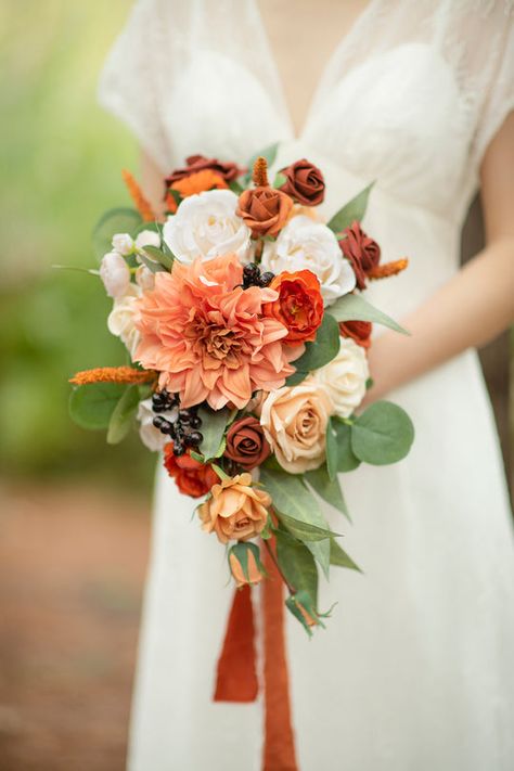 Bridal Shower Terracotta, Sunset Terracotta Wedding, Terracotta Wedding Decor, Orange Wedding Bouquet, Vintage Wedding Ceremony, Artificial Bridal Bouquets, Boho Florals, Cascading Bridal Bouquets, Cascading Wedding Bouquets