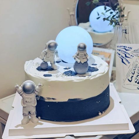 Outer Space Cake, Astronaut Birthday Party, Astronaut Cake, Planet Cake, Moon Astronaut, Moon Universe, Kids Party Gift, Astronaut Birthday, Cake Decorating Set