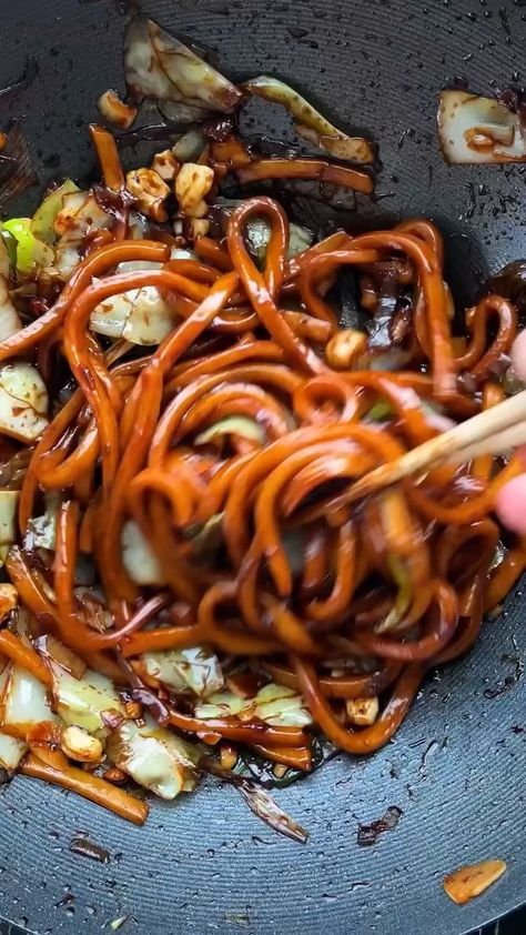 Udon Noodles, Läcker Mat, Food Recepie, Food Videos Cooking, Delicious Vegan Recipes, Shallots, Interesting Food Recipes, 10 Minute, Vegetable Oil