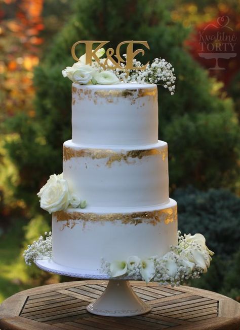 Follow us @SIGNATUREBRIDE on Twitter and on FACEBOOK @ SIGNATURE BRIDE MAGAZINE Wedding Cake Elegant Gold, Vintage Pasta, White And Gold Wedding Cake, Gold Leaf Cakes, Wedding Cakes Elegant, Elegant Birthday Cakes, Dream Wedding Cake, Luxury Wedding Cake, Lace Wedding Cake