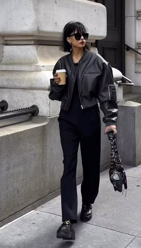 Daring Outfits, Black Leather Jacket Outfit, Minimalism Clothes, Casual Outfits Spring, Leather Jacket Outfit, Leather Jacket Outfits, Total Black, Jacket Outfit, Street Style Chic