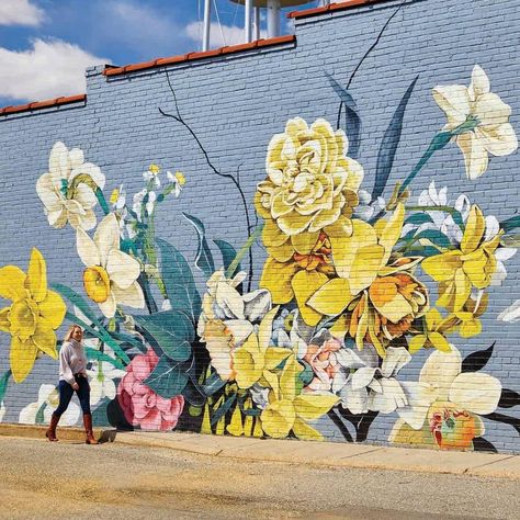 Detroit muralist Louise Chen Jones, also known as Ouizi, painted the daffodil mural in June 2018 House Exterior Mural, Ouizi Mural, Barn Mural, Garage Mural, Building Murals, Shop Mural, House Mural, Gloucester Virginia, Street Murals