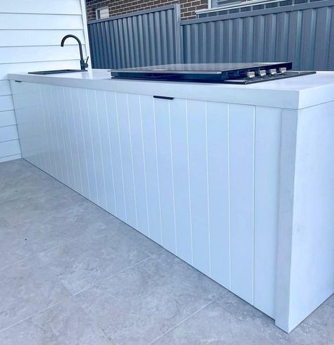 Outdoor Kitchen White, Vj Panelling Outdoor Kitchen, White Outdoor Kitchen, Cheap Bbq, Alfresco Designs, Small Outdoor Kitchens, Modern Outdoor Kitchen, Outdoor Bbq Kitchen, Bbq Island