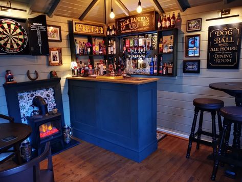 Garden Bar Decor Ideas, Pool Room Ideas Interior Design, Shed Bar Interior Ideas, Garden Bar Interior Ideas, Pub Room In House, Brew Pub Design Ideas, Summerhouse Office, Garage Bar Ideas Man Caves, Bar In House